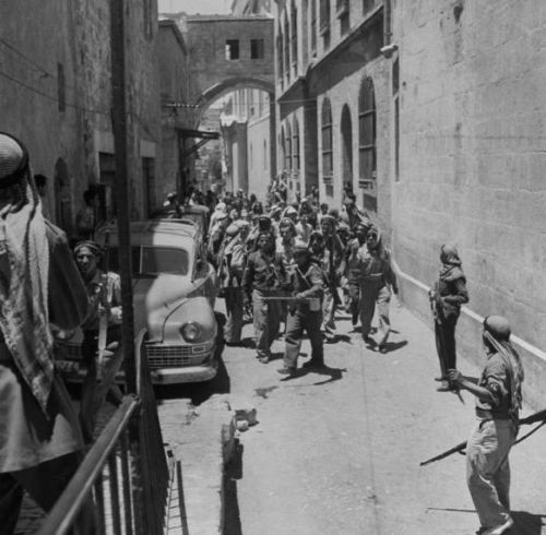 Pourquoi l'obsession anti-israélienne ?  - Page 5 1948-c_-prisonniers-juifs-escortes-par-des-troupes-arabes-avant-leur-jugement_-juin-48
