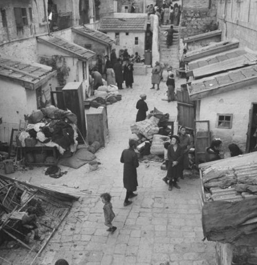 Israël : Retour aux frontières de 1967 selon Obama - Page 7 1948-f_-familles-juives-attendant-devant-leurs-maisons-leur-evacuation-_juin-48