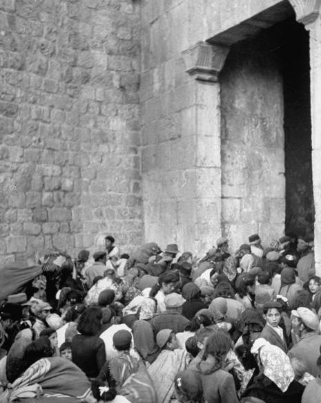 Pourquoi l'obsession anti-israélienne ?  - Page 5 1948-i_-les-destructions-causees-par-les-troupes-arabes-provoquent-la-fuite-des-juifs-de-jerusalem-par-la-porte-de-sion-_juin-48