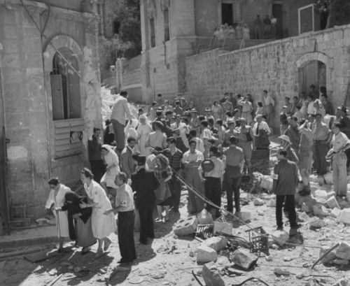 1948-e_-employes-de-la-croix-rouge-aidant-les-refugies-juifs_-jerusalem_-j-phillips