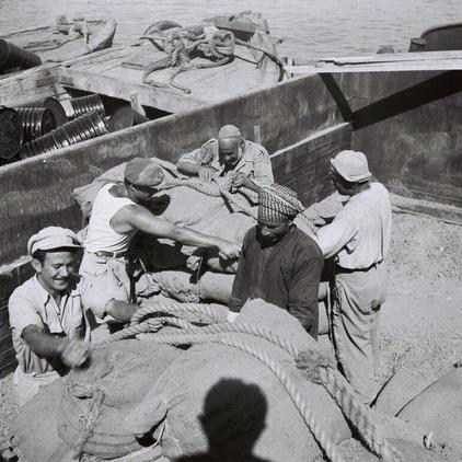 Dockers juifs et arabes travaillant ensemble au port de Tel Aviv - Photo mars 1949