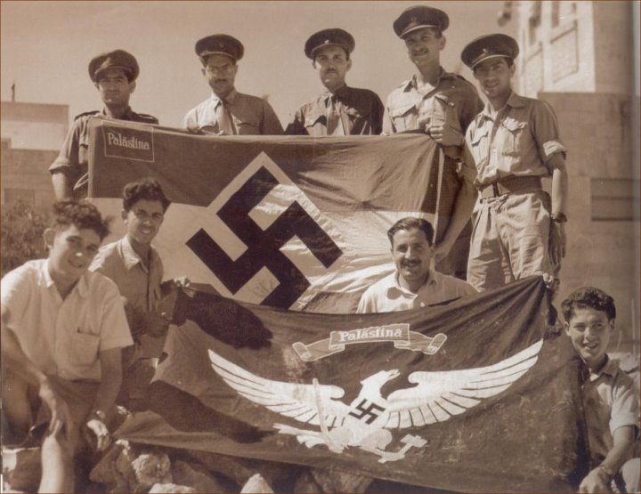 Militants arabes avec le drapeau de la Palestine nazie