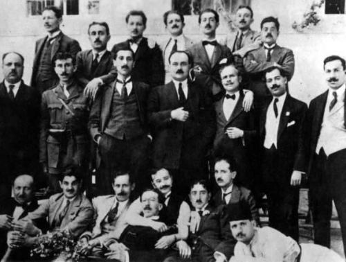Awni Abd al-Hadi (4e assis depuis la gauche) à Dummar près de Damas, avec les membres du parti al-Fatat. On reconnaîtra aussi Shukri al-Quwatli (3e milieu depuis la gauche, futuru président syrien), Husni al-Barazi ou encore Saadallah al-Jabiri (futurs premiers ministres syriens)