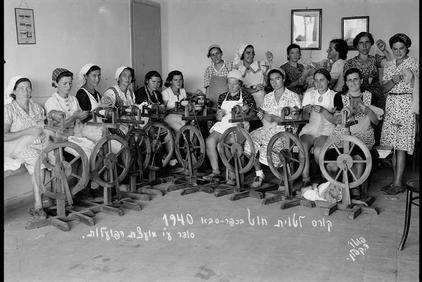 Kfar Saba - Cours de tissage organisé par le Conseil des Travailleurs à destination des femmes - Photo 30 juillet 1940